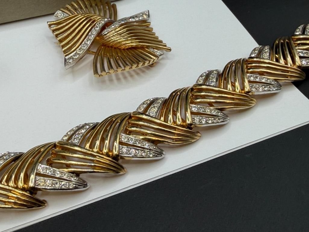 ASSORTED GOLD TONE COSTUME JEWELRY INCLUDING SOME SIGNED PIECES BY BOUCHER - 4