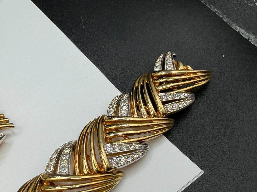 ASSORTED GOLD TONE COSTUME JEWELRY INCLUDING SOME SIGNED PIECES BY BOUCHER - 5