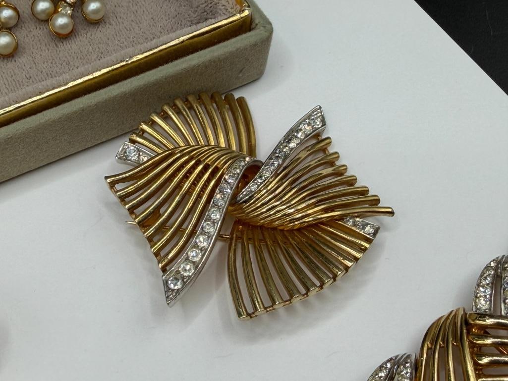 ASSORTED GOLD TONE COSTUME JEWELRY INCLUDING SOME SIGNED PIECES BY BOUCHER - 6