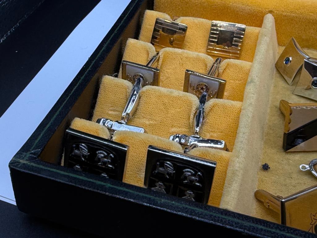 ASSORTED MEN'S CUFF LINKS AND TIE BARS IN JEWELRY CASE - 3