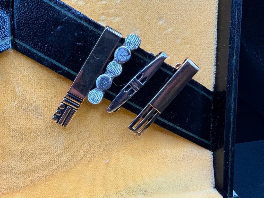 ASSORTED MEN'S CUFF LINKS AND TIE BARS IN JEWELRY CASE - 9