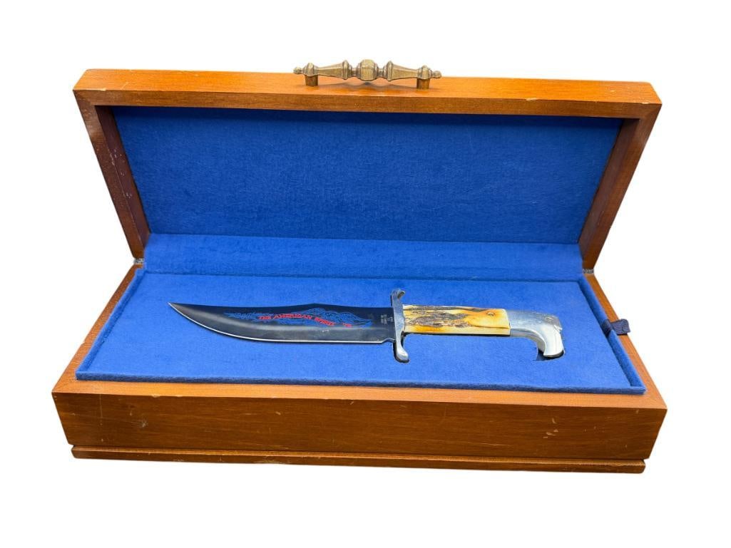 1976 CASE #523-7 BICENTENNIAL DOUBLE EAGLE HUNTER CASE XX FIXED BLADE HUNTING KNIFE: FEATURING STAG HANDLE, CURVED BLADE, PATRIOTIC THEMED ON BLADE "THE AMERICAN SPIRIT '76," IN WOODEN CASE WITH BRASS LABEL, FIGURAL EAGLE BUST TIP ON HANDLE, GREAT CONDITION 6 3/4" BLADE, 11 3/4" TOTAL
