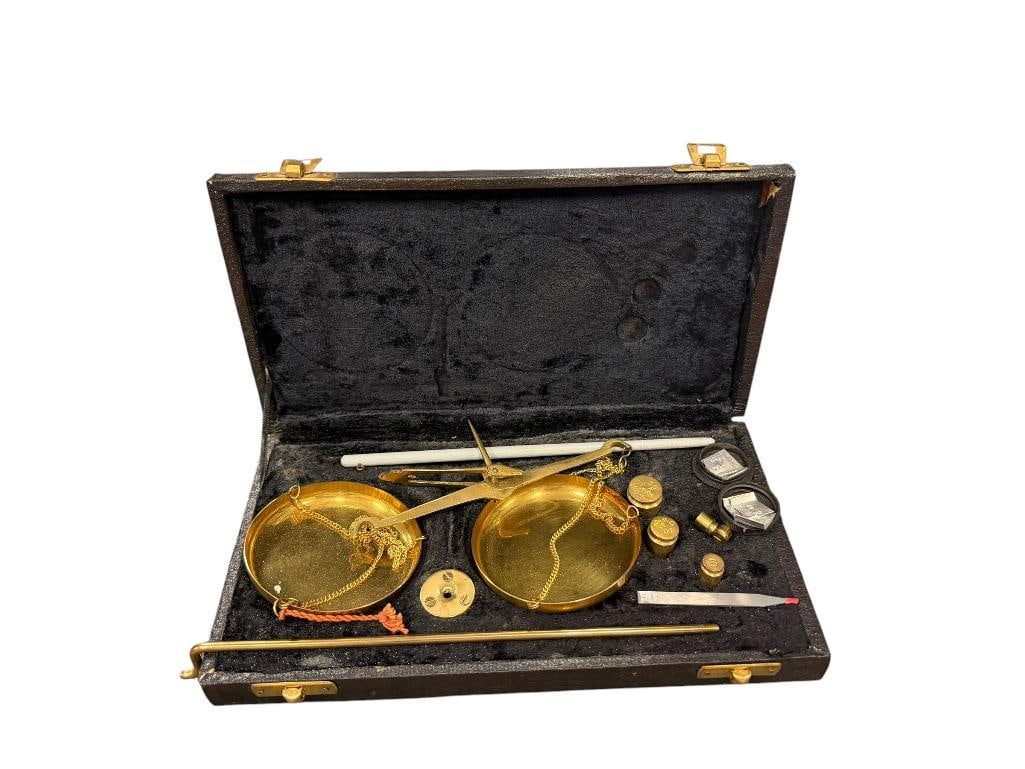 VINTAGE MINERS TRAVEL / POCKET SCALE WITH WEIGHTS AND CASE (1 of 6)