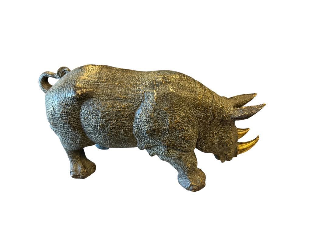AFRICAN BIG FIVE BRONZE RHINOCEROS SCULPTURE WEIGHTS OVER 16 POUNDS: RHINOCEROS SCULPTURE WITH DETAILED SKIN AND FEATURES, GREEN PATINATED FINISH 16 1/4" L, 8" H