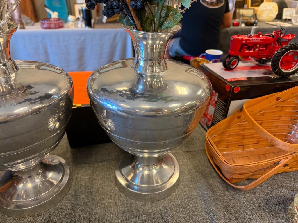 PAIR OF POLISHED CAST ALUMINUM DECORATIVE FOOTED VASES WITH ARTIFICIAL DECORATIONS - 3