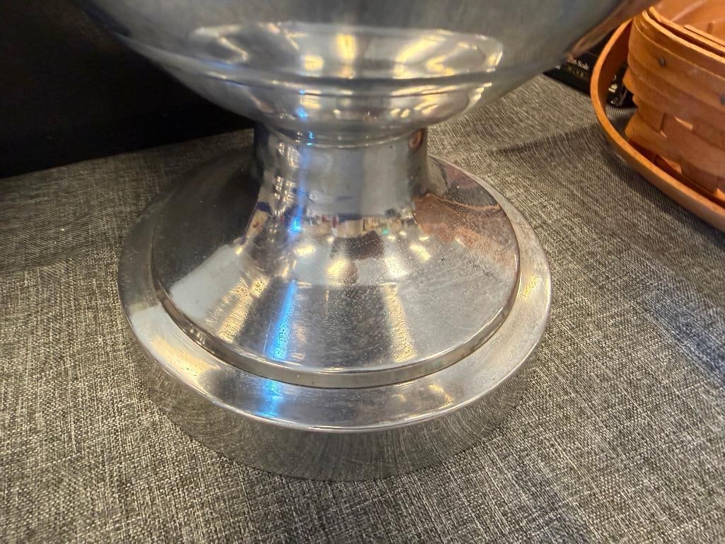 PAIR OF POLISHED CAST ALUMINUM DECORATIVE FOOTED VASES WITH ARTIFICIAL DECORATIONS - 4