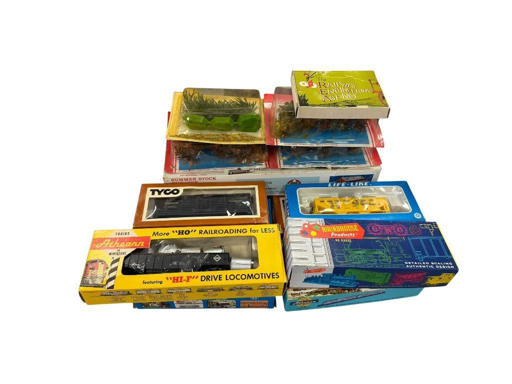HO SCALE TRAINS, TRAIN CARS, AND ACCESORIES, AHM, ATHEARNS, ROUNDHOUSE, CON-COR (1 of 11)