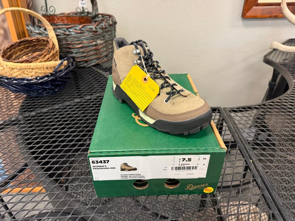 WOMENS DANNER PANORAMA MID WATERPROOF HIKING SHOES NEW IN THE BOX SIZE 7.5: NEW WOMENS HIKING BOOTS SIZE 7.5