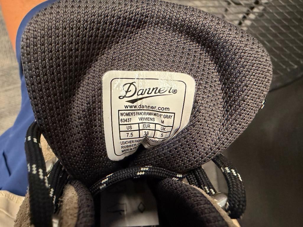 WOMENS DANNER PANORAMA MID WATERPROOF HIKING SHOES NEW IN THE BOX SIZE 7.5 - 6