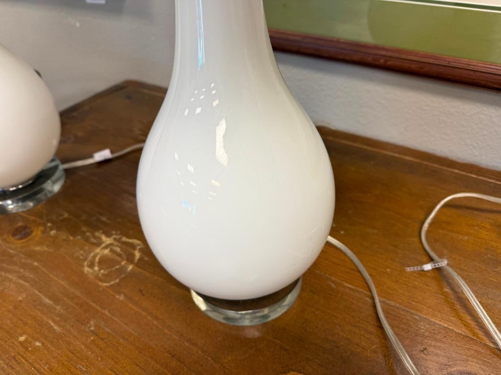 PAIR OF CONTEMPORARY MODERN BULBOUS GLASS TABLE LAMPS WITH ROUND CLEAR GLASS BASE AND FLORAL SHADES - 10