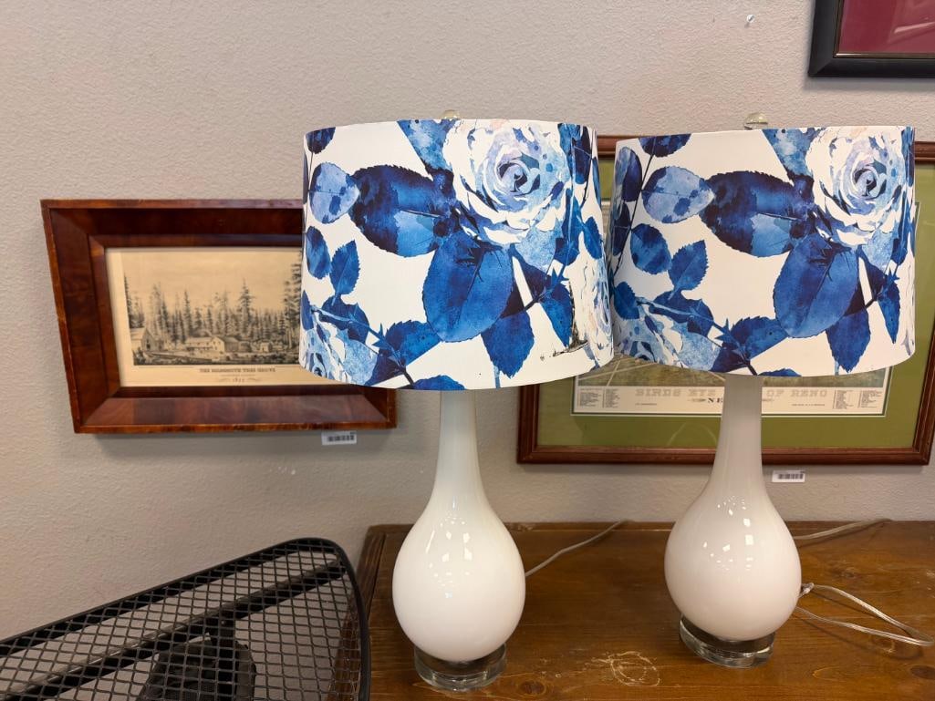 PAIR OF CONTEMPORARY MODERN BULBOUS GLASS TABLE LAMPS WITH ROUND CLEAR GLASS BASE AND FLORAL SHADES - 3