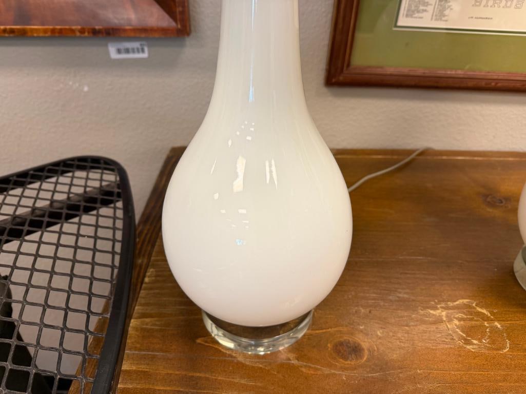 PAIR OF CONTEMPORARY MODERN BULBOUS GLASS TABLE LAMPS WITH ROUND CLEAR GLASS BASE AND FLORAL SHADES - 4