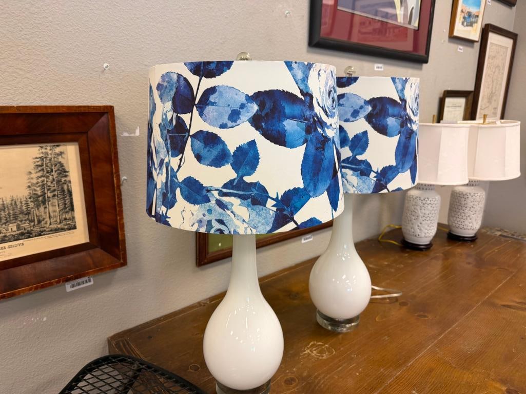 PAIR OF CONTEMPORARY MODERN BULBOUS GLASS TABLE LAMPS WITH ROUND CLEAR GLASS BASE AND FLORAL SHADES - 6