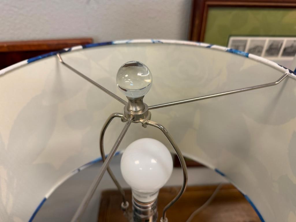 PAIR OF CONTEMPORARY MODERN BULBOUS GLASS TABLE LAMPS WITH ROUND CLEAR GLASS BASE AND FLORAL SHADES - 7