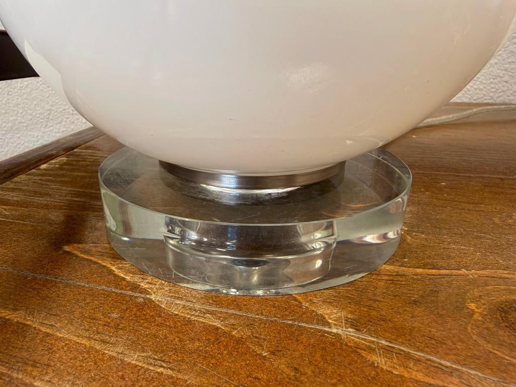 PAIR OF CONTEMPORARY MODERN BULBOUS GLASS TABLE LAMPS WITH ROUND CLEAR GLASS BASE AND FLORAL SHADES - 8