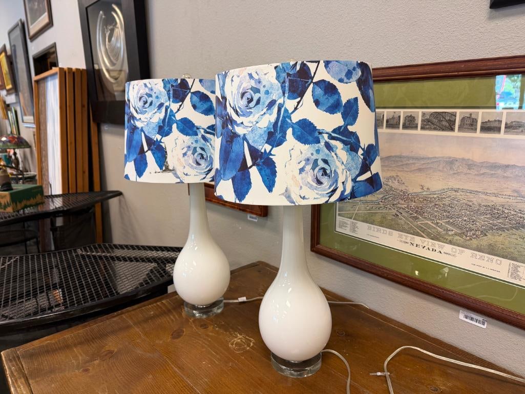 PAIR OF CONTEMPORARY MODERN BULBOUS GLASS TABLE LAMPS WITH ROUND CLEAR GLASS BASE AND FLORAL SHADES - 9