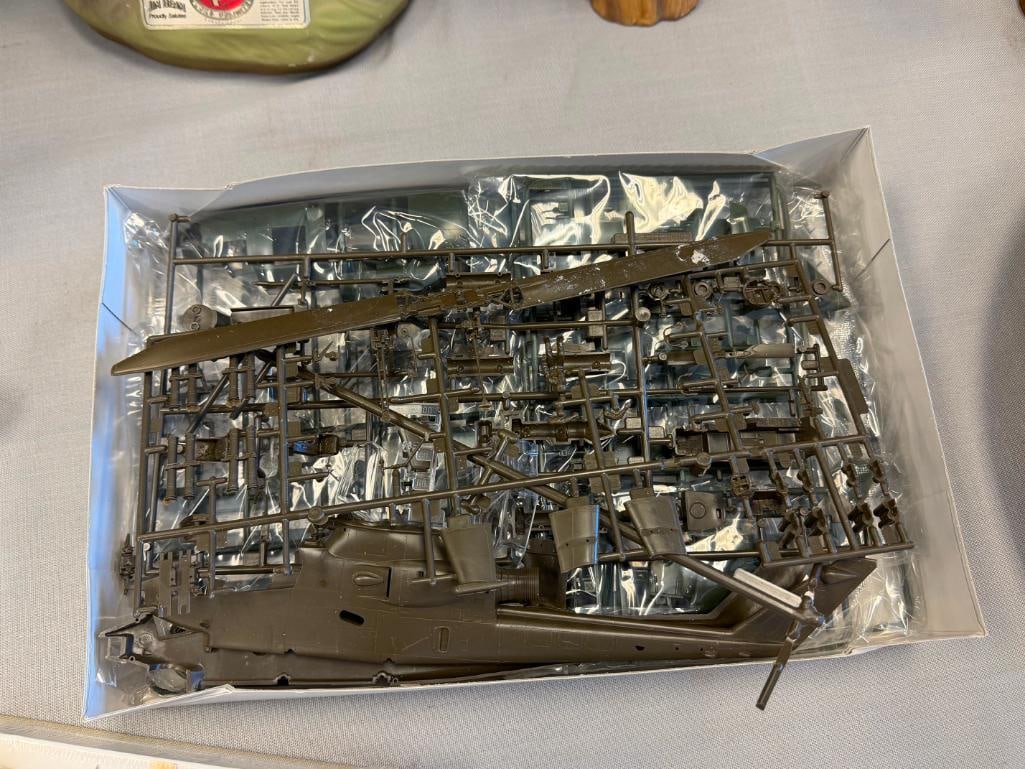 THREE MILITARY MODELS INCLUDING TAMIYA 1/35 SCALE U.S. GUN AND MORTAR TEAM SET - 10