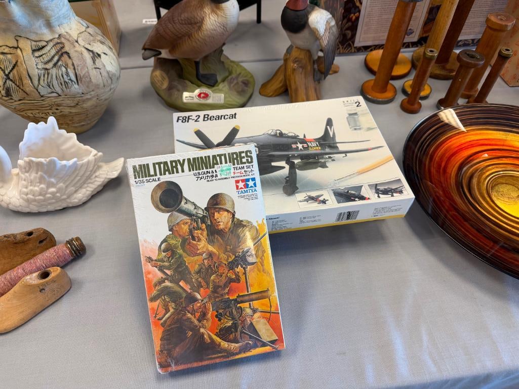THREE MILITARY MODELS INCLUDING TAMIYA 1/35 SCALE U.S. GUN AND MORTAR TEAM SET - 2