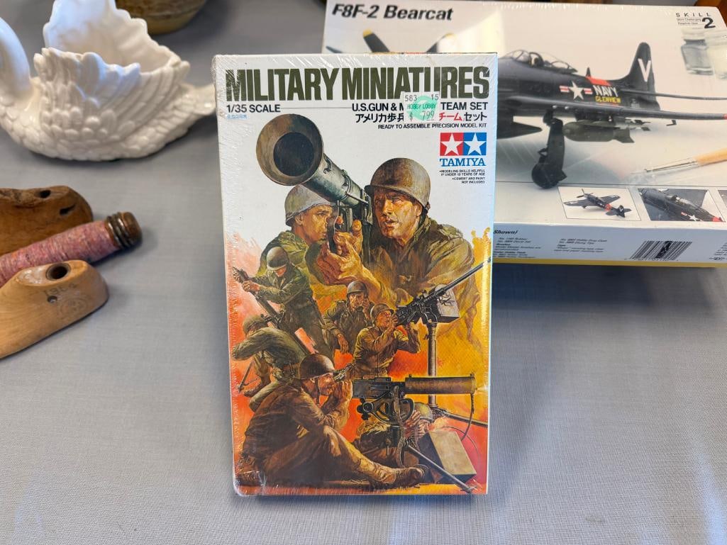 THREE MILITARY MODELS INCLUDING TAMIYA 1/35 SCALE U.S. GUN AND MORTAR TEAM SET - 3