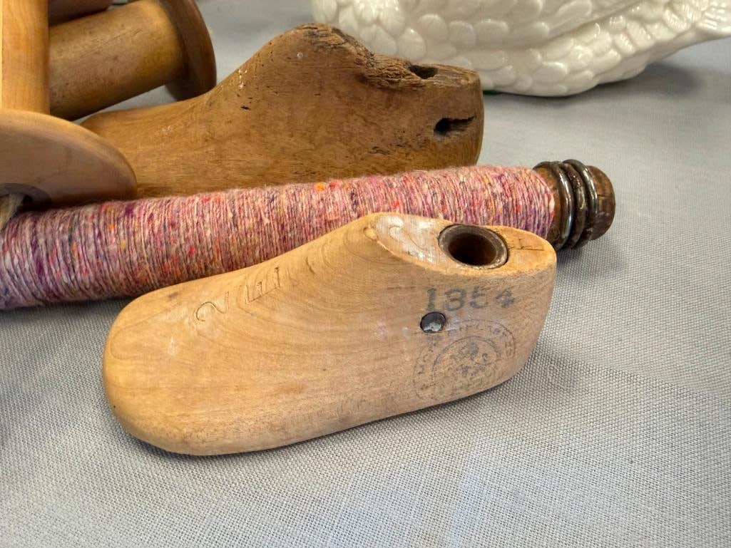 ANTIQUE INDUSTRIAL WOODEN SPOOL THREAD BOBBINS AND TWO WOODEN SHOE LASTS - 3