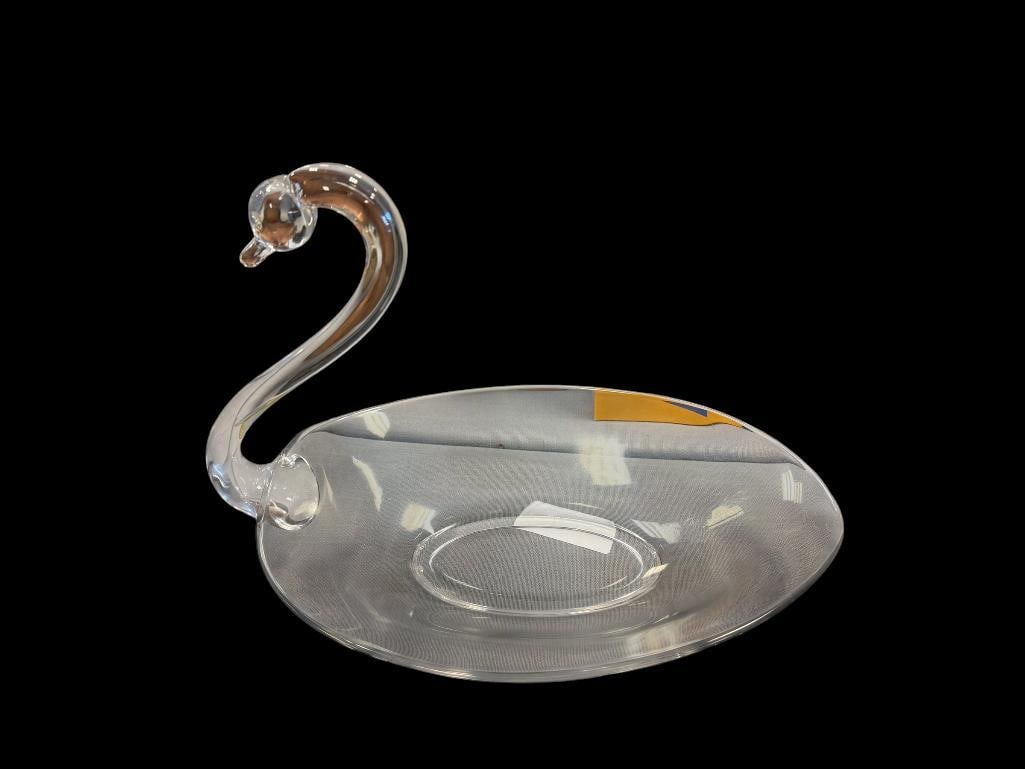 VINTAGE DUNCAN MILLER BLOWN CLEAR GLASS SWAN FRUIT BASKET: GOOD CONDITION NO CHIPS OR CRACKS 13" X 8" X 11"