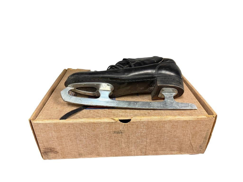VINTAGE PLANERT'S ICE SKATES IN ORIGINAL BOX: CATALOG NO. 600, PLANERT SKATE OUTFIT OF CHHICAGO, ILLINOIS, FAIR CONDITION SIZE 8
