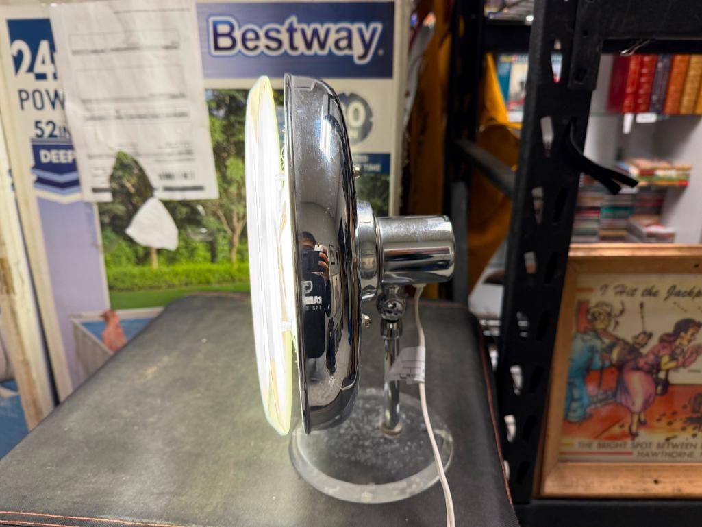 LIGHTED MAGNIFIED ELECTRIC COSMETIC MIRROR ON STAND AND CHROME BACK - 9