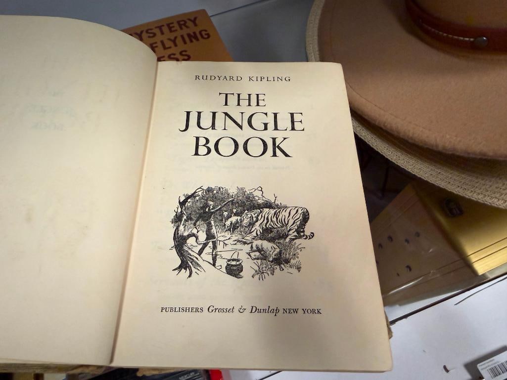 EIGHT VINTAGE HARDCOVER BOOKS INCLUDING " THE JUNGLE BOOK " BY RUDYARD KIPLING COPYRIGHT 1894 - 8