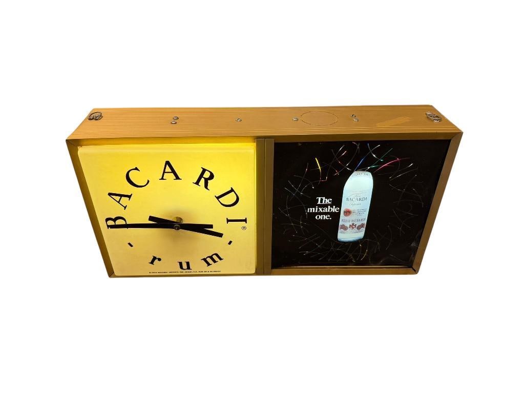 VINTAGE 1970'S BACARDI RUM LIGHTED MOTION CLOCK ADVERTISEMENT LIQUOR BAR SIGN (1 of 9)
