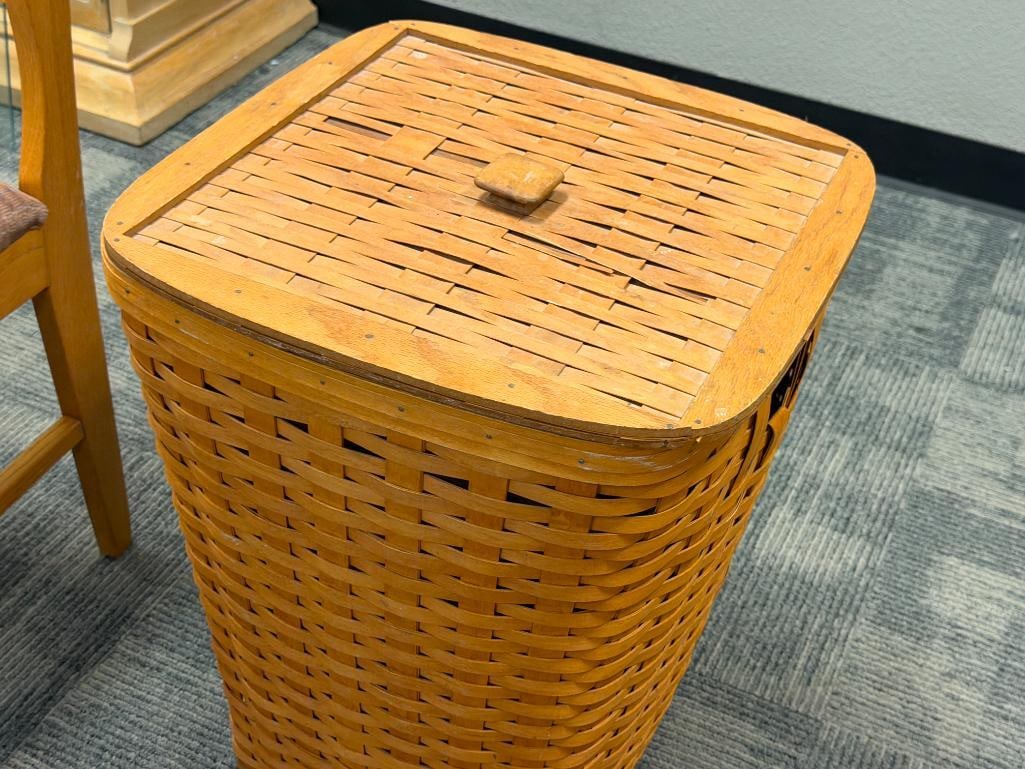 1994 LONGABERGER HAND WOVEN MAPLE LAUNDRY BASKET WITH LID AND PLASTIC LINER SIGNED ON THE BOTTOM - 2