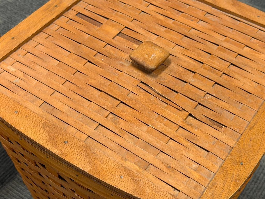 1994 LONGABERGER HAND WOVEN MAPLE LAUNDRY BASKET WITH LID AND PLASTIC LINER SIGNED ON THE BOTTOM - 3