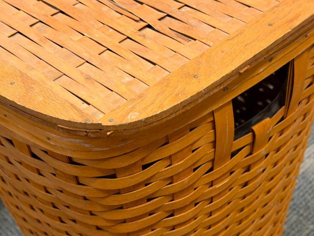 1994 LONGABERGER HAND WOVEN MAPLE LAUNDRY BASKET WITH LID AND PLASTIC LINER SIGNED ON THE BOTTOM - 4