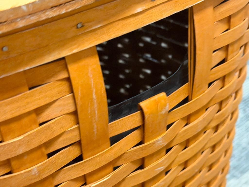 1994 LONGABERGER HAND WOVEN MAPLE LAUNDRY BASKET WITH LID AND PLASTIC LINER SIGNED ON THE BOTTOM - 5