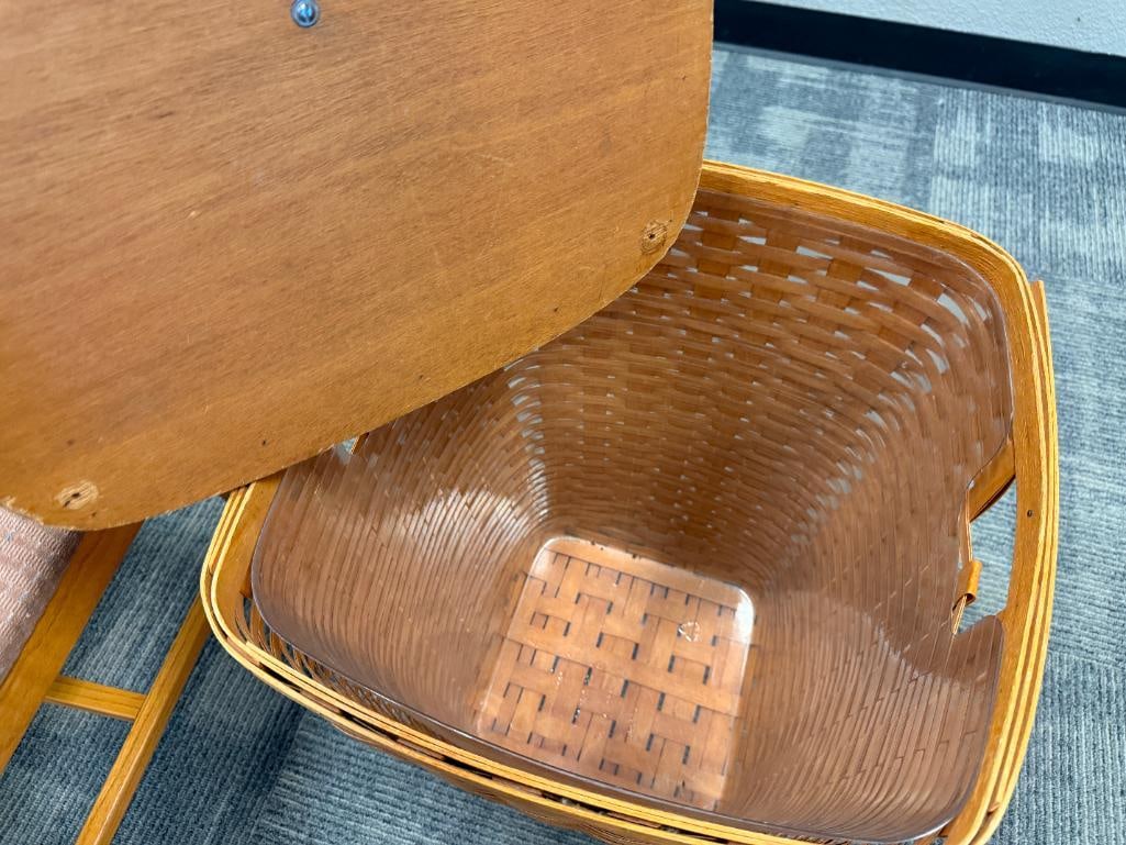 1994 LONGABERGER HAND WOVEN MAPLE LAUNDRY BASKET WITH LID AND PLASTIC LINER SIGNED ON THE BOTTOM - 6