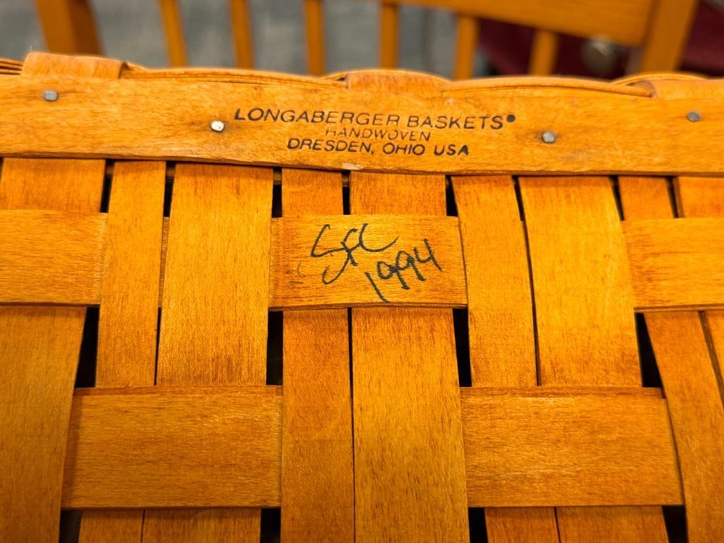 1994 LONGABERGER HAND WOVEN MAPLE LAUNDRY BASKET WITH LID AND PLASTIC LINER SIGNED ON THE BOTTOM - 7