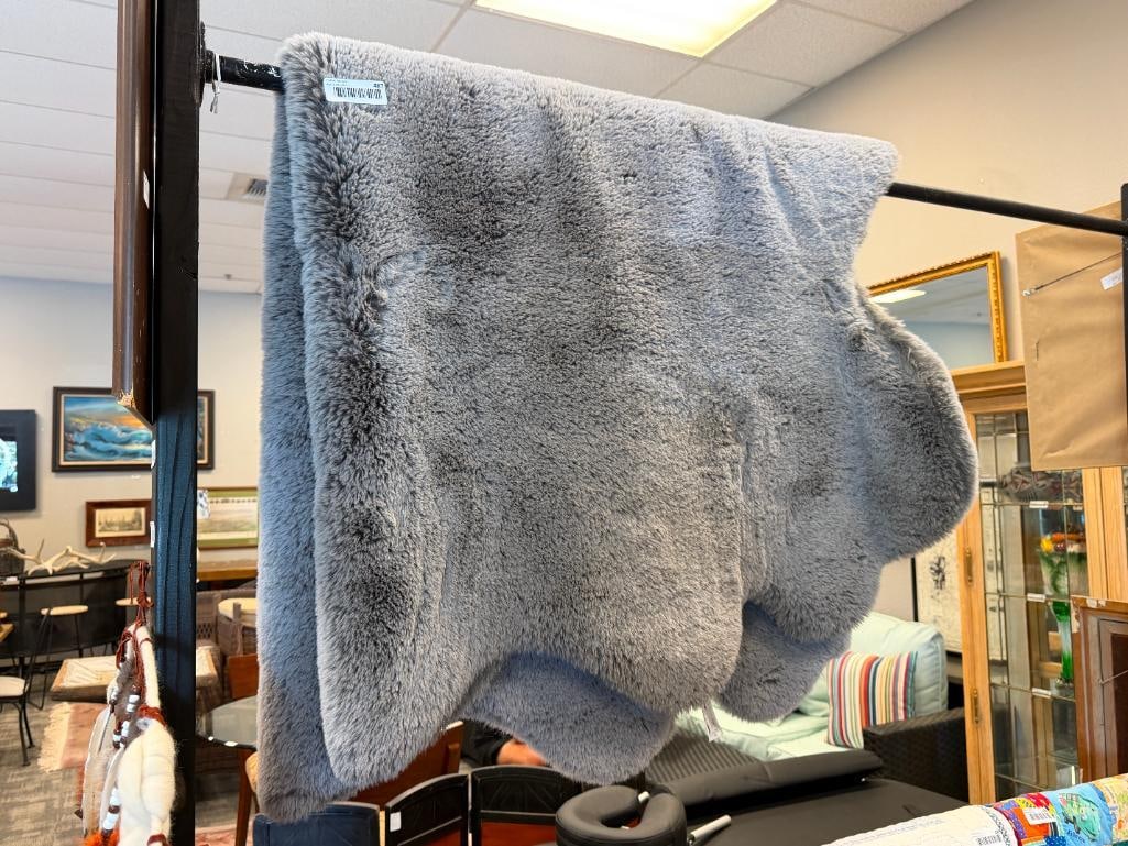 MON CHATEAU LUXURY COLLECTION FAUX GRAY FUR AREA RUG - 9