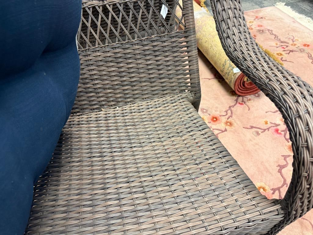 HAMPTON BAY BROWN VINYL WICKER OUTDOOR PATIO / GARDEN BENCH WITH CUSHION - 8