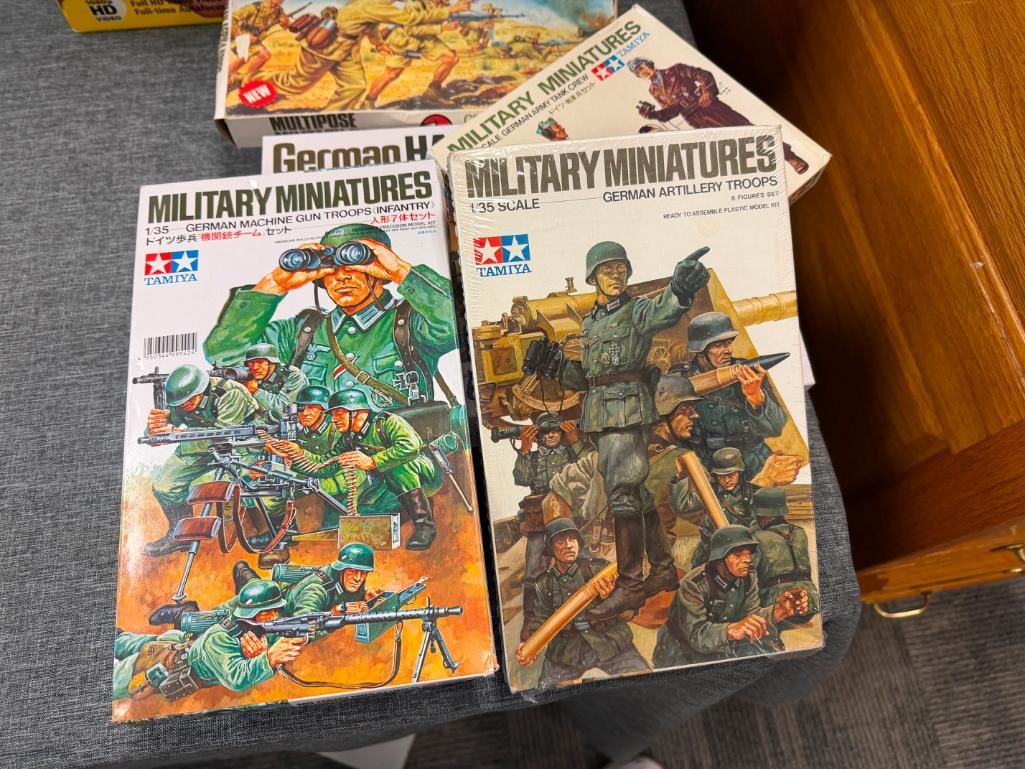 TAMIYA AND AIRFIX 1/32 AND 1/35 SCALE PLASTIC KIT MODEL FIGURES / TROOPS / CREW MEMBERS - 10