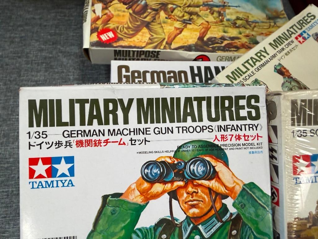 TAMIYA AND AIRFIX 1/32 AND 1/35 SCALE PLASTIC KIT MODEL FIGURES / TROOPS / CREW MEMBERS - 12