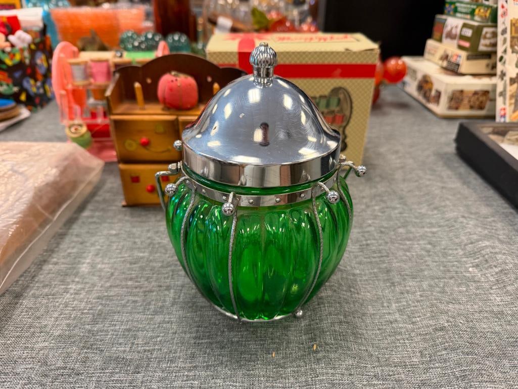 1970'S VINTAGE EMERALD GREEN GLASS MUSICAL CANDY JAR WITH RIBBED DESIGN MADE IN JAPAN - 2