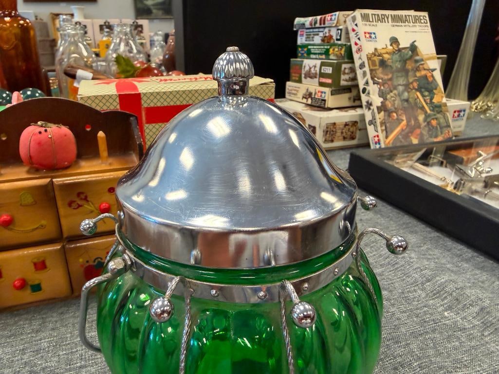 1970'S VINTAGE EMERALD GREEN GLASS MUSICAL CANDY JAR WITH RIBBED DESIGN MADE IN JAPAN - 4