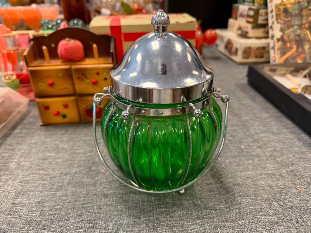 1970'S VINTAGE EMERALD GREEN GLASS MUSICAL CANDY JAR WITH RIBBED DESIGN MADE IN JAPAN - 9