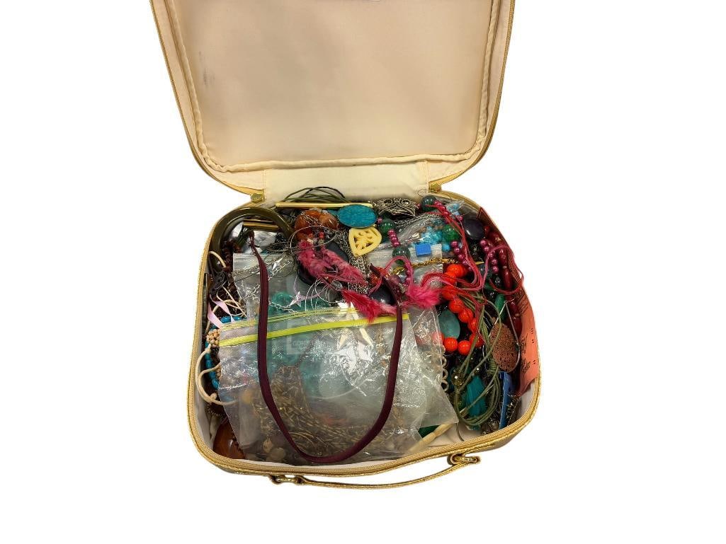 APPROX. 9 POUNDS OF WOMEN'S COSTUME FASHION JEWELRY NECKLACES, BRACELETS, ETC: MOST APPEAR WEARABLE WILL CONTAIN PIECES FOR PARTS OR REPAIR 12" X 9" 4" CASE
