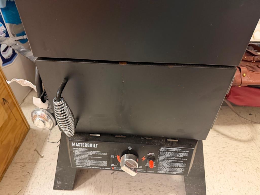 MASTERBUILT PRO SERIES PROPANE SMOKER - 12
