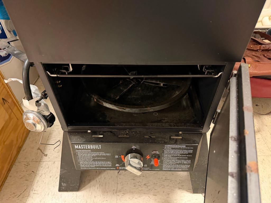 MASTERBUILT PRO SERIES PROPANE SMOKER - 13