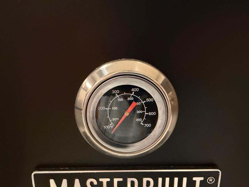 MASTERBUILT PRO SERIES PROPANE SMOKER - 8