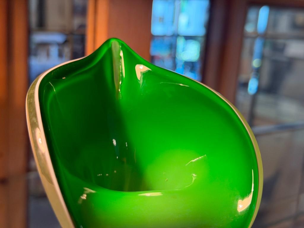 20TH CENTURY HAND BLOWN ART GLASS TULIP CASED GLASS BUD VASE WITH SWIRL DESIGN - 3