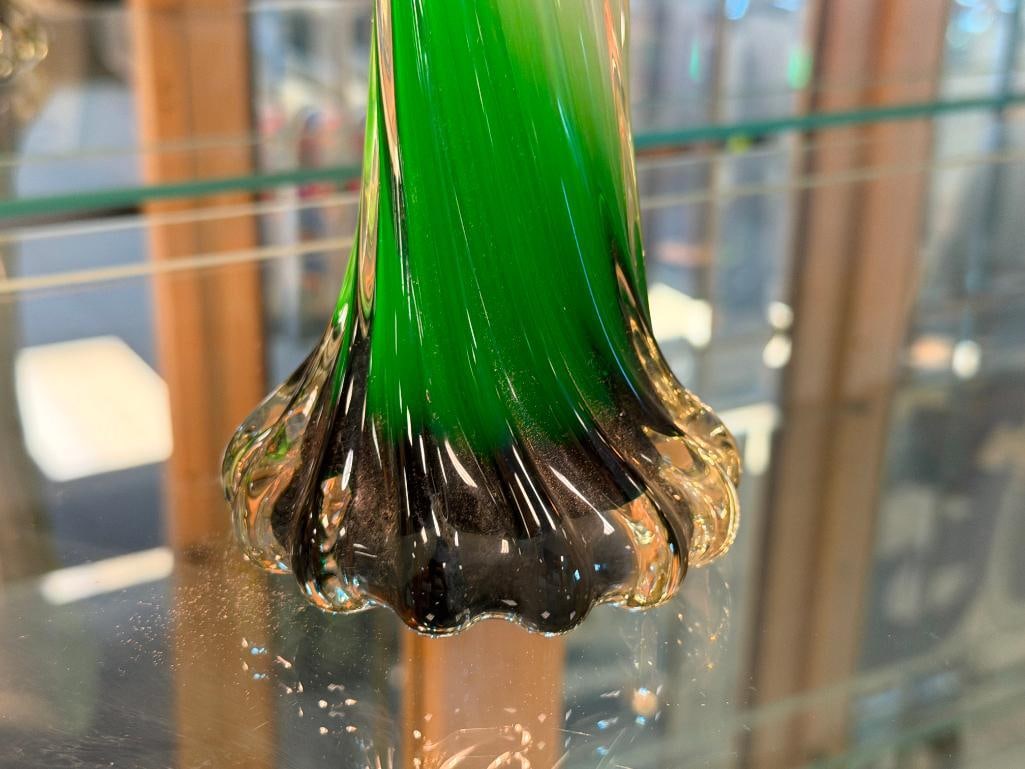 20TH CENTURY HAND BLOWN ART GLASS TULIP CASED GLASS BUD VASE WITH SWIRL DESIGN - 4
