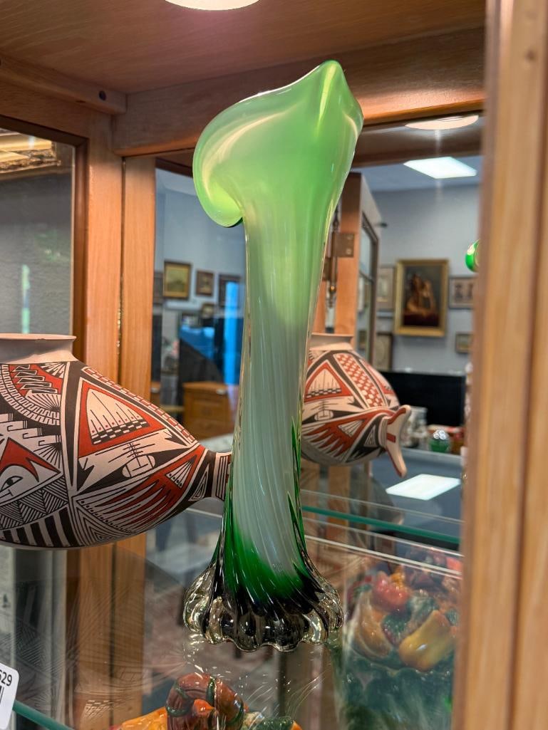 20TH CENTURY HAND BLOWN ART GLASS TULIP CASED GLASS BUD VASE WITH SWIRL DESIGN - 5