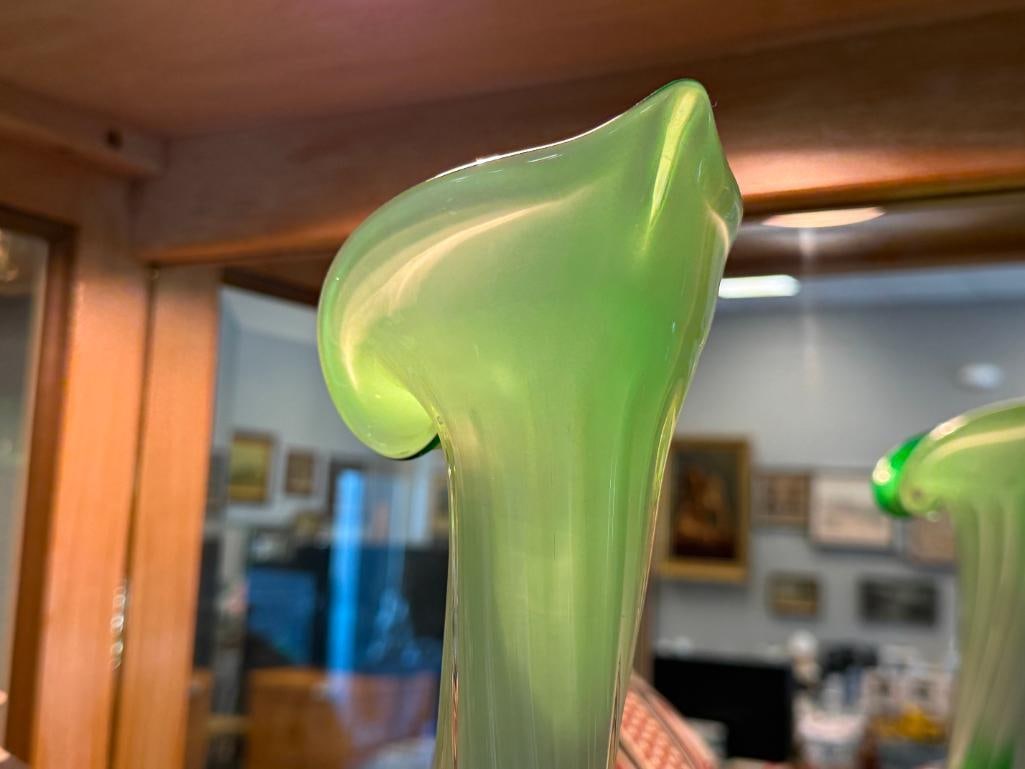 20TH CENTURY HAND BLOWN ART GLASS TULIP CASED GLASS BUD VASE WITH SWIRL DESIGN - 6